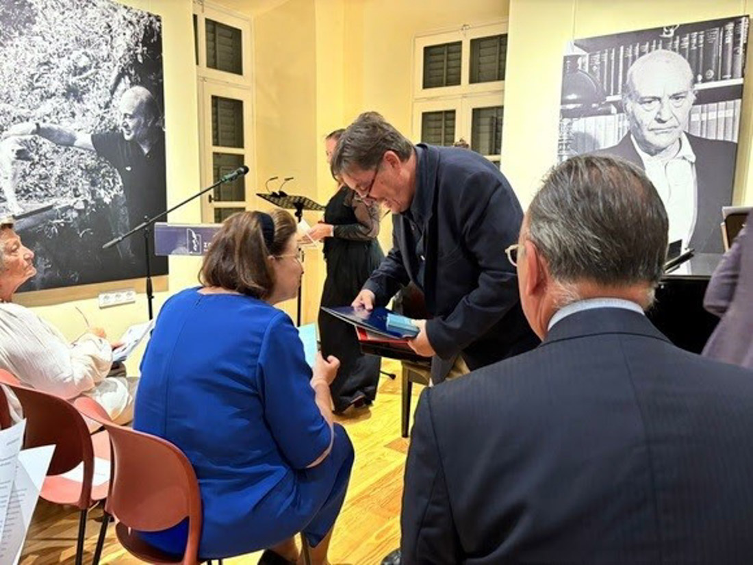 La ministra de Cultura de Grecia, Lina Mendoni, conversa con el director del Cervantes, Luis García Montero, durante el acto en la Casa Museo Elytis (INSTITUTO CERVANTES)