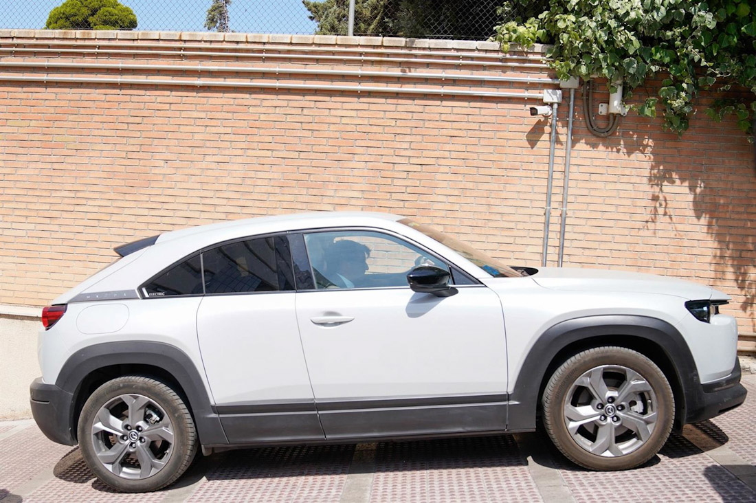 Salida del coche con Francesco Arcuri y el hijo menor del italiano y Juana Rivas de los juzgados de Caleta, el pasado julio (ARSENIO ZURITA/EUROPA PRESS)