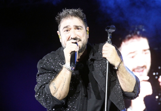 Antonio Orozco en un momento de su concierto en la Plaza de Toros de Granada (J. PALMA)