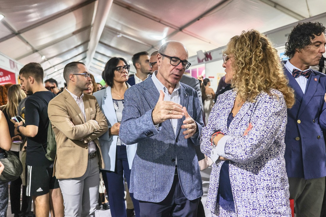 El rector, de la UGR, Pedro Mercado, junto a la diputada Marta Nievas (GPMEDIA)