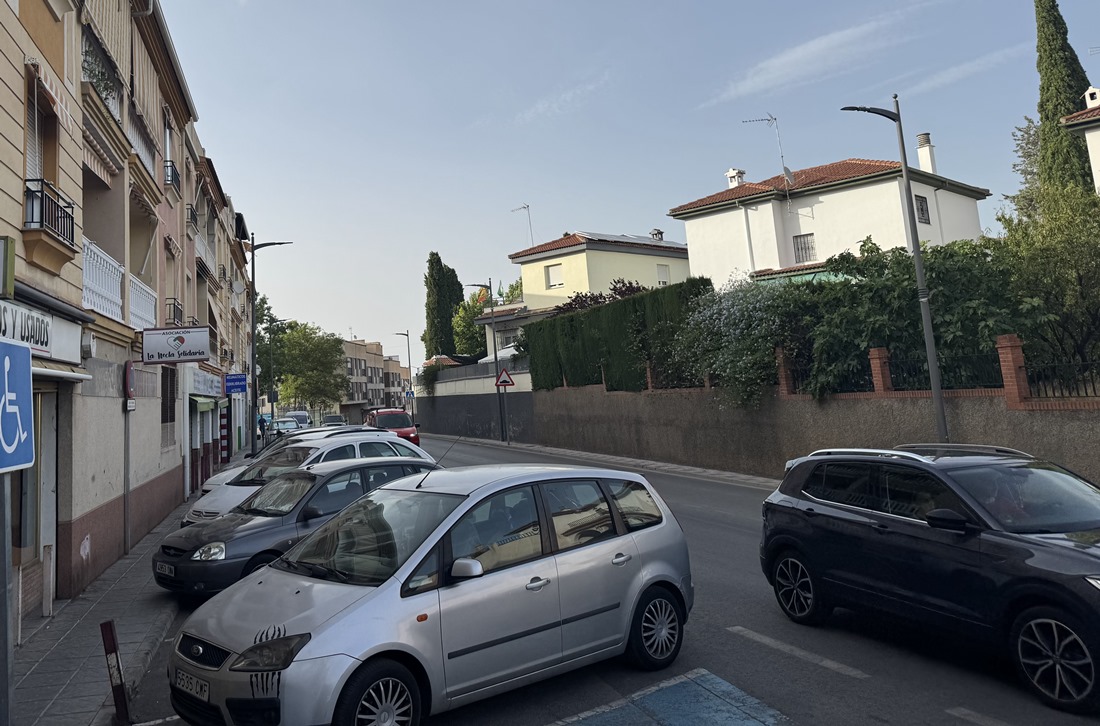 Vehículos aparcados en una calle de la localidad (AYTO. GÓJAR)