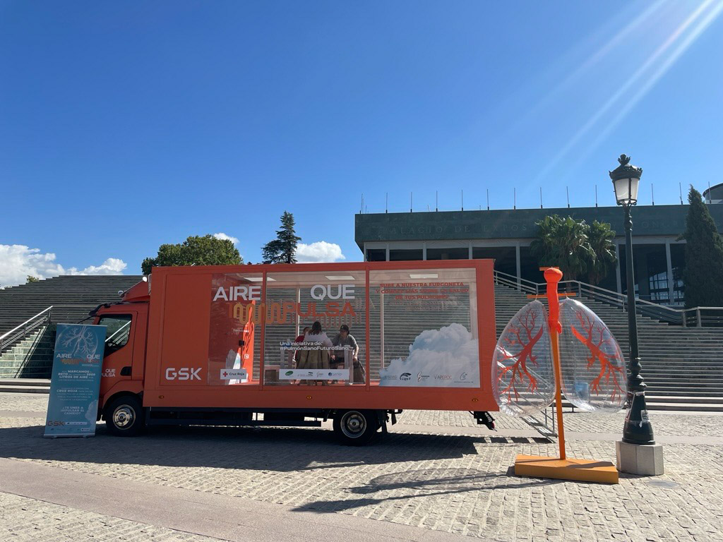 Furgoneta de la campaña instalada en el Palacio de Congresos 