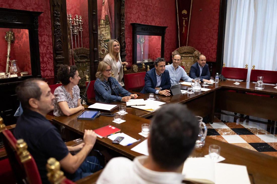 Reunión de los integrantes de la Mesa del Ferrocarril en el Ayuntamiento de Granada (AYUNTAMIENTO DE GRANADA)