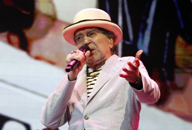 Joaquín Sabina en un momento del concierto en la Plaza de Toros de Granada (J. PALMA)