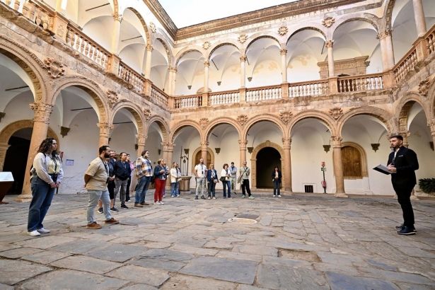 Primeros visitantes al Castillo de La Calahorra tras la adquisión del inmueble por parte de la Diputación de Granada. (DIPUTACIÓN DE GRANADA)