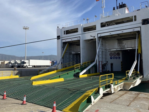Imagen de archivo de un ferry en el Puerto de Motril (PUERTO) Imagen de archivo de un ferry en el Puerto de Motril (PUERTO)
