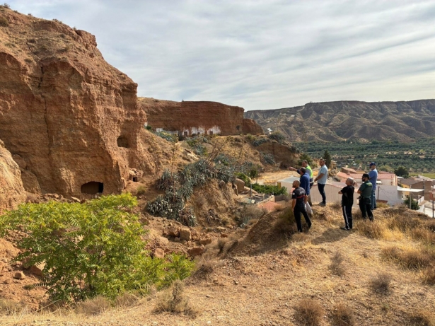 Imagen de este domigo de la visita al Cerro del Castillejo en Beas de Guadix (Granada) del diputado de Emergencias de la Diputación, el alcalde y técnicos de emergencias y jefe de bomberos (DIPUTACIÓN DE GRANADA) Imagen de este domigo de la visita al Cerro del Castillejo en Beas de Guadix (Granada) del diputado de Emergencias de la Diputación, el alcalde y técnicos de emergencias y jefe de bomberos (DIPUTACIÓN DE GRANADA)