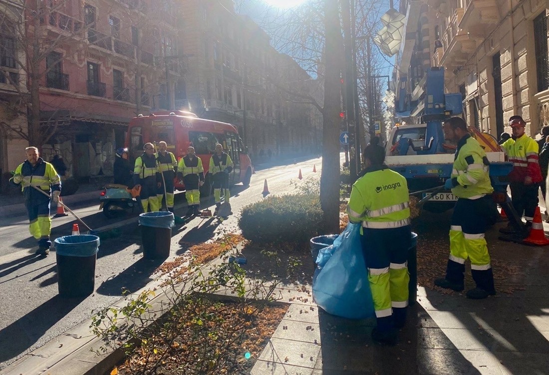 Trabajos de limpieza en Gran Vía de Colón, en imagen de archivo (AYUNTAMIENTO)