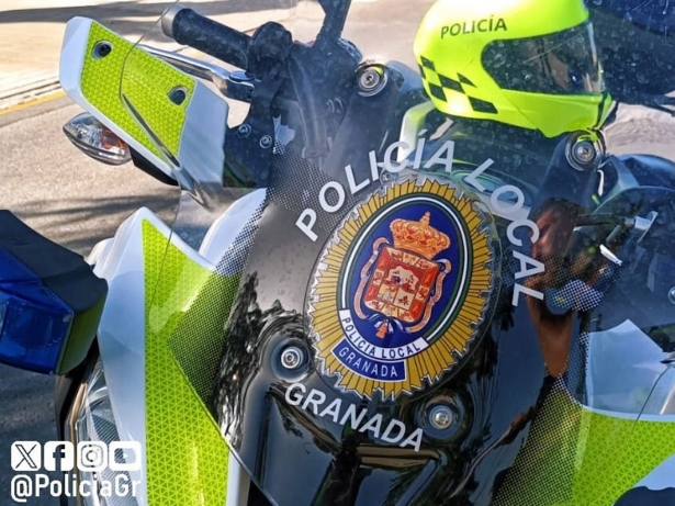 Moto de la Policía Local de Granada, en imagen de archivo (PERFIL DE LA POLICÍA LOCAL EN LA RED SOCIAL X)