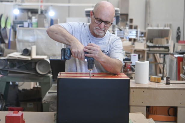 Fabricación de un cajón flamenco (GPMEDIA)