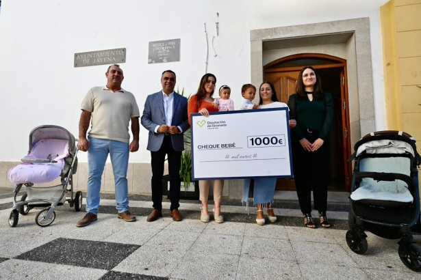 Entrega del cheque bebé en Jayena (DIPGRA)