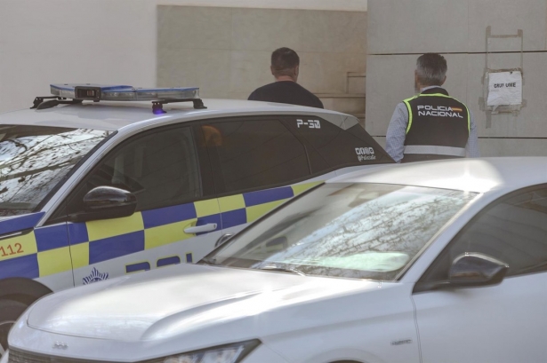 Agentes de la Unidad de Delincuencia Económica y Fiscal (Udef) de la Policía Nacional en las dependencias de la Policía Local de Granada (ÁLEX CÁMARA / EUROPA PRESS)