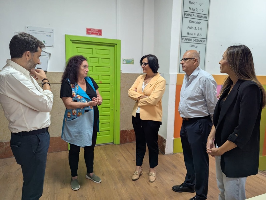 La delegada de Desarrollo Educativo y Formación Profesional de la Junta en Granada, María José Martín, ha visitado las instalaciones de la Escuela Infantil Santo Domingo. (JUNTA DE ANDALUCÍA)