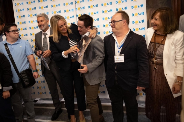 La alcaldesa de Granada, Marifrán Carazo, en la presentación de la XX edición consecutiva del calendario solidario de Down Granada (AYUNTAMIENTO DE GRANADA)