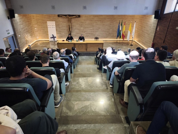 Lleno en la Facultad de Teología de la Universidad Loyola para la conferencia de monseñor Giovanni Cesare Pagazzi (UNIVERSIDAD LOYOLA)