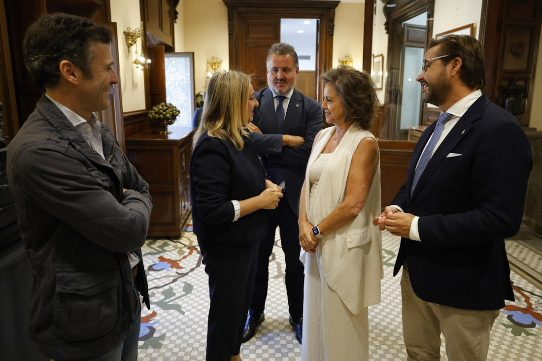 La consejera de Sostenibilidad y Medio Ambiente de la Junta de Andalucía, Catalina García, realiza una visita institucional al Ayuntamiento de Granada, donde se reúne con la alcaldesa del municipio, Marifrán Carazo . (JUNTA DE ANDALUCÍA)