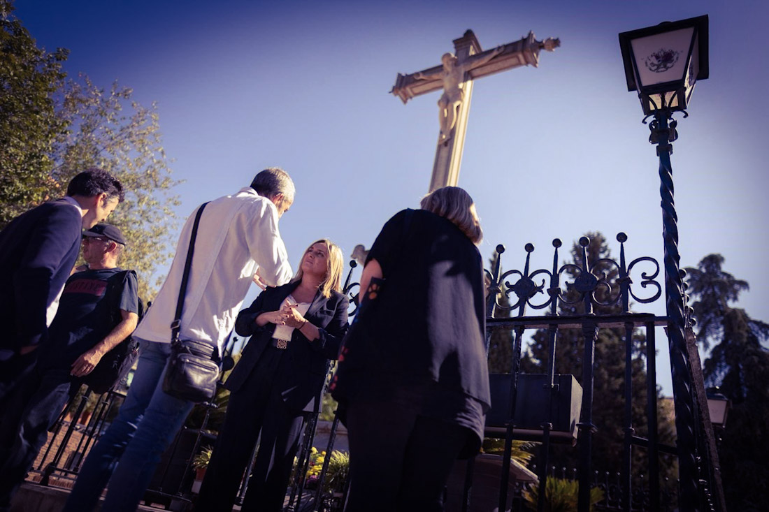 La alcaldesa de Granada, Marifrán Carazo, ha visitado el monumento al Cristo de los Favores este lunes (AYUNTAMIENTO)
