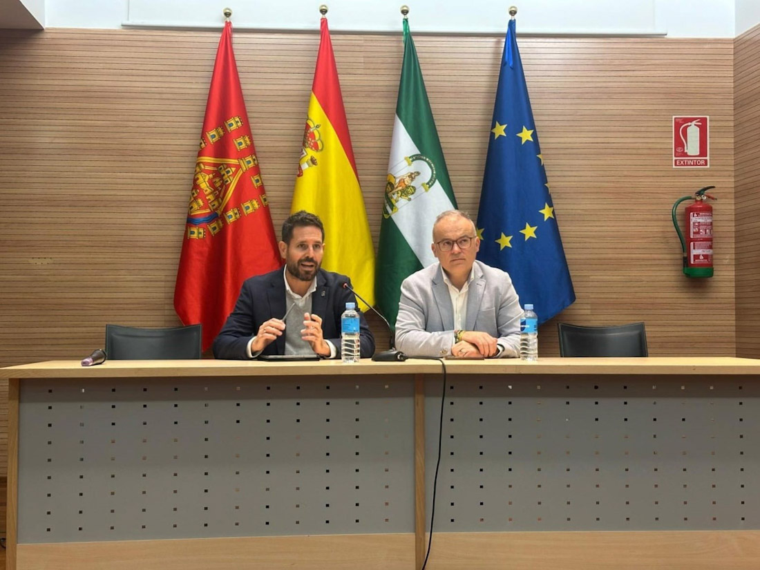 Desde la izquierda en la imagen el delegado de Turismo y Cultura de la Junta en Granada, David Rodríguez, y el alcalde de Baza, Pedro Justo Ramos (JUNTA)