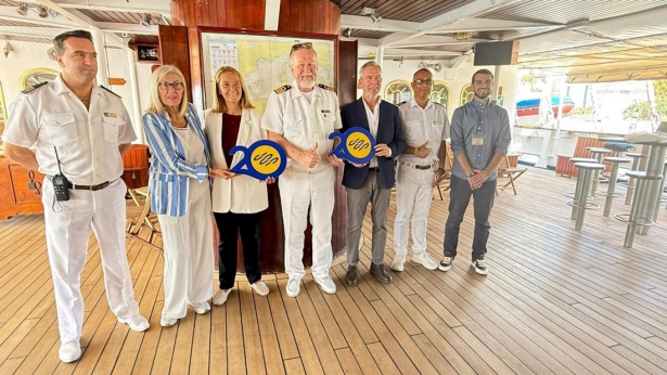 Representantes institucionales y portuarios durante la recepción oficial del Royal Clipper )AUTORIDAD PORTUARIA DE MOTRIL)