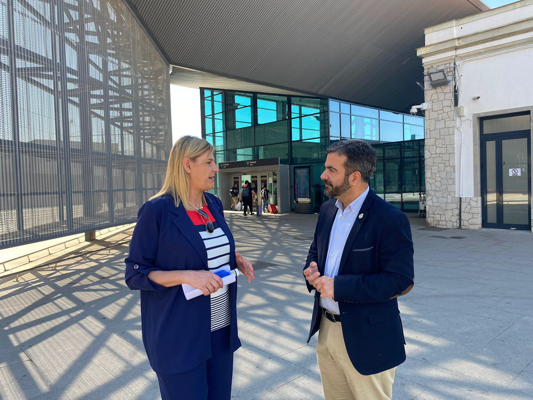 Joaquín Camacho junto a Inmaculada Hernández (PP)