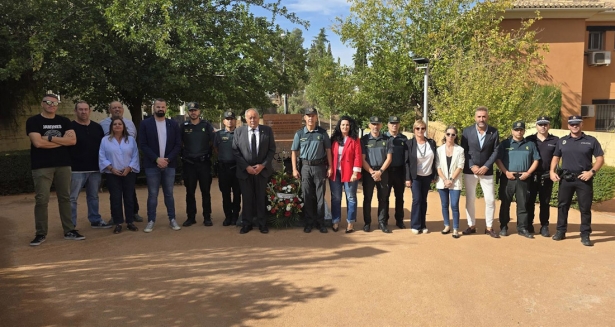 Homenaje al agente de la guardia civil José Manuel Arcos en Huétor Vega (AYUNTAMIENTO)