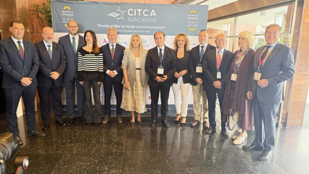 Foto de familia de la apertura del IV Congreso Internacional de Turismo Náutico y de Cruceros (PUERTO DE MOTRIL)