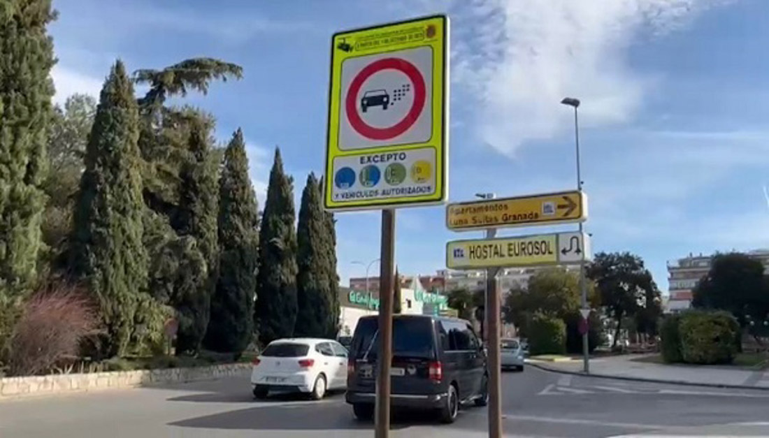 Imagen de uno de los accesos a Granada capital (VOX)