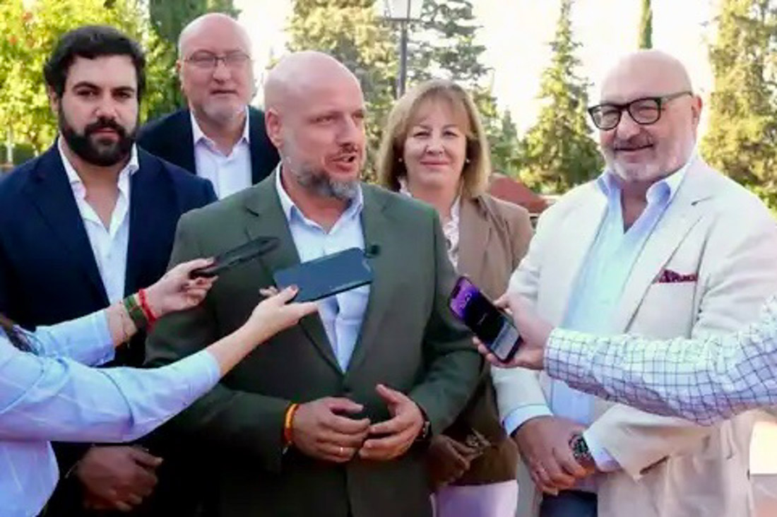 El portavoz adjunto de Vox en el Parlamento de Andalucía y portavoz nacional de Vox de Trabajo y Campo, Rodrigo Alonso, atiende a los medios (VOX)