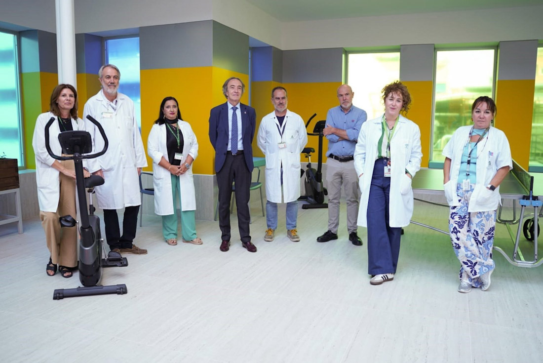 El delegado de Sanidad de la Junta en Granada, Indalecio Sánchez-Montesinos, en el centro, junto a parte del equipo (JUNTA DE ANDALUCÍA)