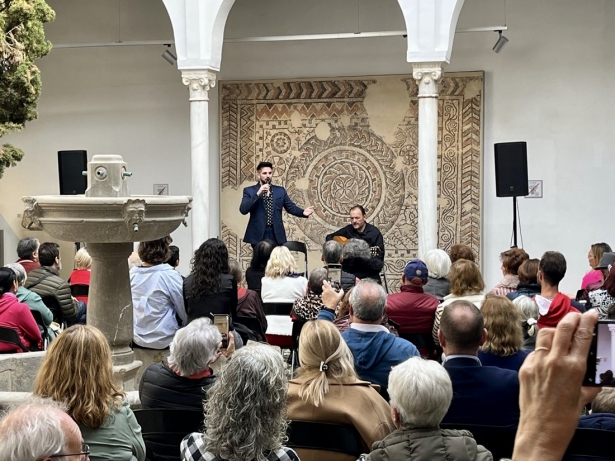 Iván Centenillo (LA OFICIAN DE LOS DESEOS)