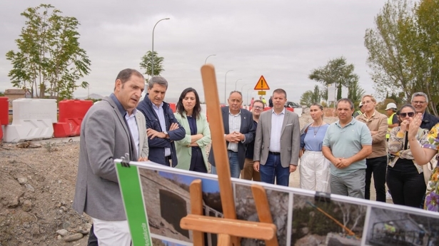 El delegado del Gobierno de España en Andalucía, Pedro Fernández, y la presidenta de la CHG, Gloria Martín, visitan obras de mejora de cauces en la provincia de Granada. (DELEGACIÓN DEL GOBIERNO EN ANDALUCÍA)