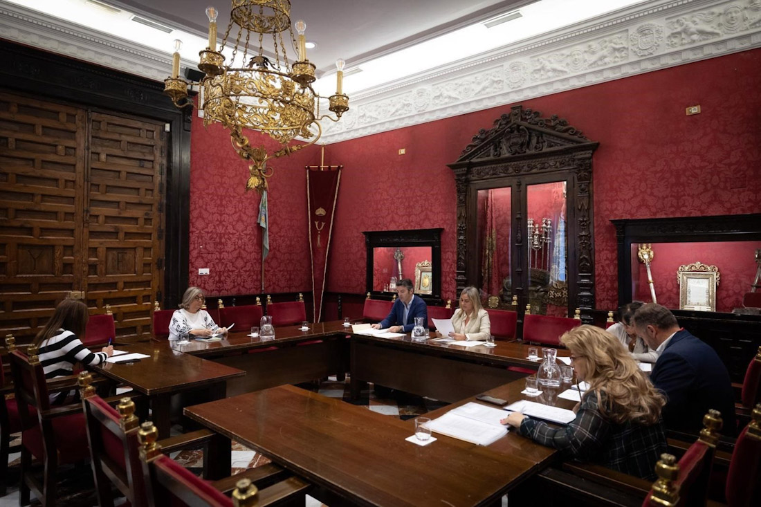 Comisión de Honores y Distinciones de Granada, presidida por la alcaldesa, Marifrán Carazo - (AYUNTAMIENTO)