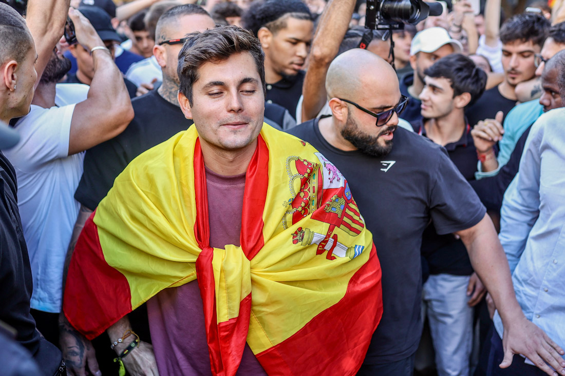 Vito Quiles envuelve en la bandera de España (GPMEDIA)