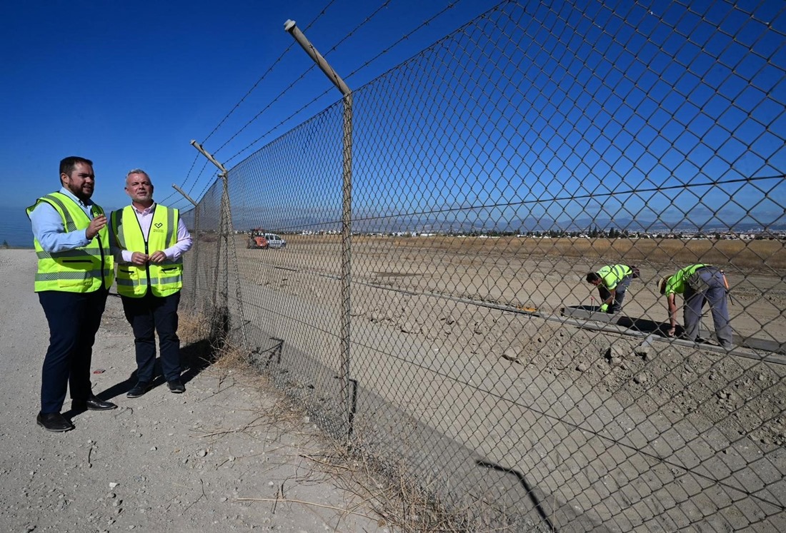 El diputado de Proyectos Estratégicos, Nicolás Navarro, y el diputado de Obras Públicas, José Ramón Jiménez, han visitado las obras del paseo ciclopeatonal en el tramo de la Base Aérea que une Alhendín con Las Gabias (DIPUTACIÓN DE GRANADA)