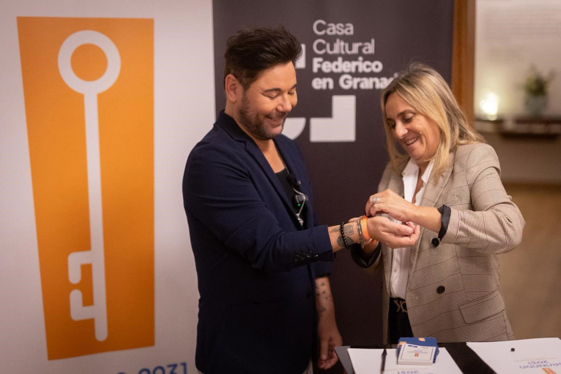 La alcaldesa de Granada, Marifrán Carazo, con el cantaor Miguel Poveda (AYUNTAMIENTO)