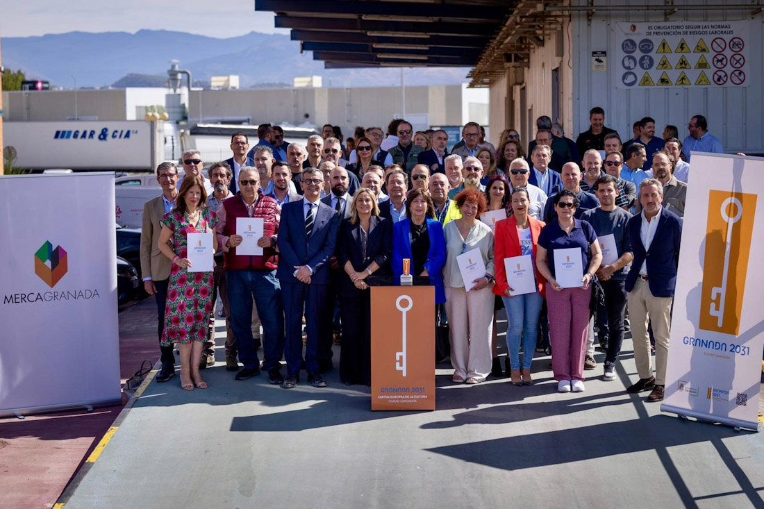 La alcaldesa de Granada, Marifrán Carazo, junto a representantes del sector agroalimentario granadino (AYUNTAMIENTO DE GRANADA)