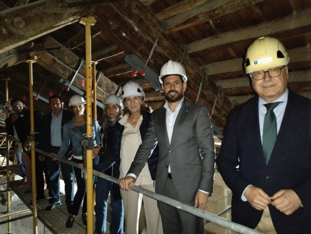 El delegado de Cultura de la Junta en Granada, David Rodríguez (2d), en una imagen de archivo de una visita a las cubiertas de la iglesia de la Encarnación (ARZOBISPADO)