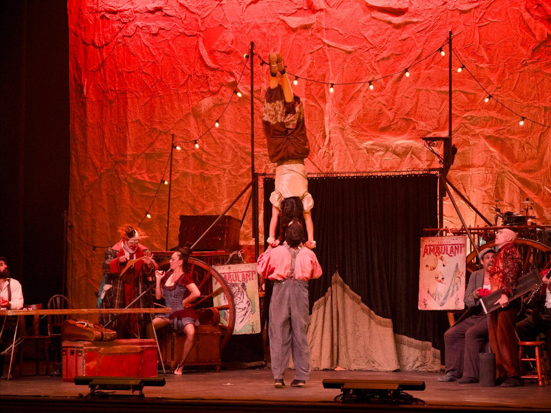 Un momento de la representación de la compañía La Fam anoche en Santa Fe (TEATRO HUMOR SANTA FE)