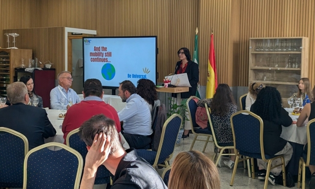 La delegada territorial de Desarrollo Educativo y Formación Profesional de la Junta en Granada, María José Martín, interviene en el centro de FP Hurtado de Mendoza (JUNTA) La delegada territorial de Desarrollo Educativo y Formación Profesional de la Junta en Granada, María José Martín, interviene en el centro de FP Hurtado de Mendoza (JUNTA)