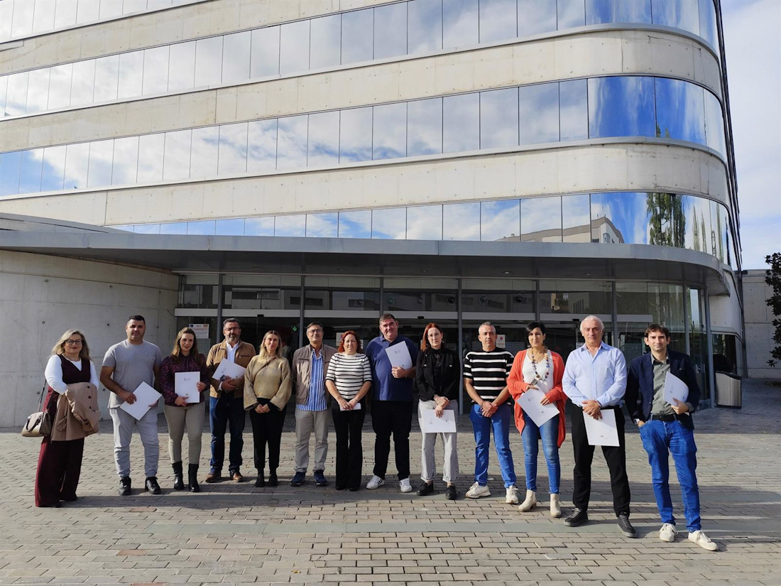 Comparecencia informativa de IU a las puertas de la Diputación de Granada (IU)