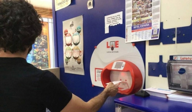 Un apostante en una administración de loterías. Imagen de archivo (EUROPA PRESS)