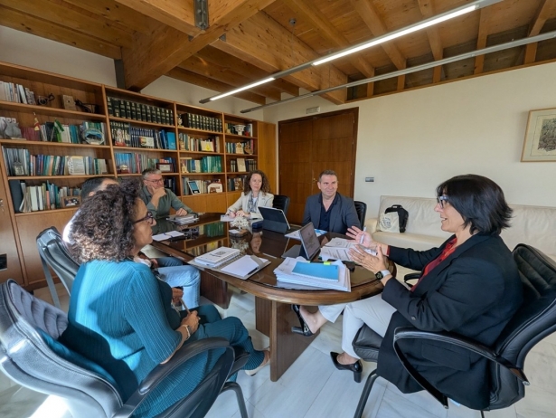 Encuentro de la delegada de Desarrollo Educativo y FP de la Junta en Granada, María José Martín, con la asociación de directores de centros públicos (JUNTA) Encuentro de la delegada de Desarrollo Educativo y FP de la Junta en Granada, María José Martín, con la asociación de directores de centros públicos (JUNTA)