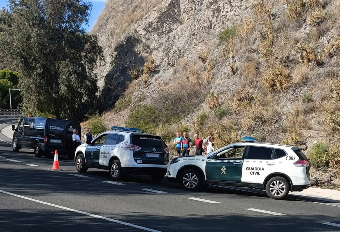 Dispositivo en carretera tras el desvanecimiento de un ciclista (EUROPA PRESS)