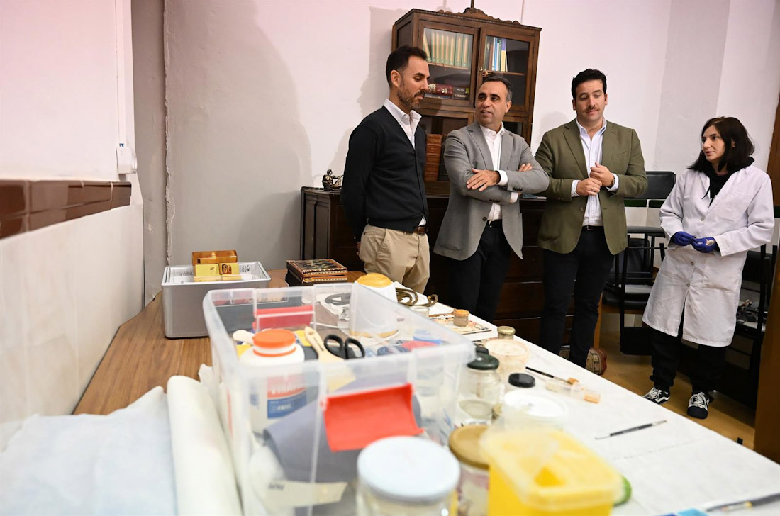 Visita del presidente de la Diputación de Granada, Francis Rodríguez (2i), a la iglesia imperial de San Matías con motivo de los trabajos de restauración del Cristo de la Paciencia (DIPUTACIÓN)