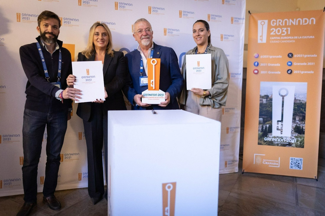 La Asociación de Guías Intérpretes del Patrimonio, junto a la alcaldesa de Granada, Marifrán Carazo por la candidatura de Capital de la Cultura 2031 (AYUNTAMIENTO DE GRANADA)