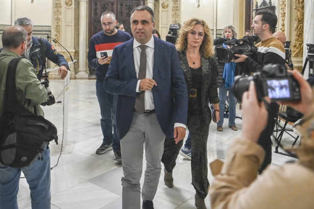 El presidente de la Diputación, Francis Rodríguez, se levanta y abandona la reunión de la Mesa del Aeropuerto (GPMEDIA)