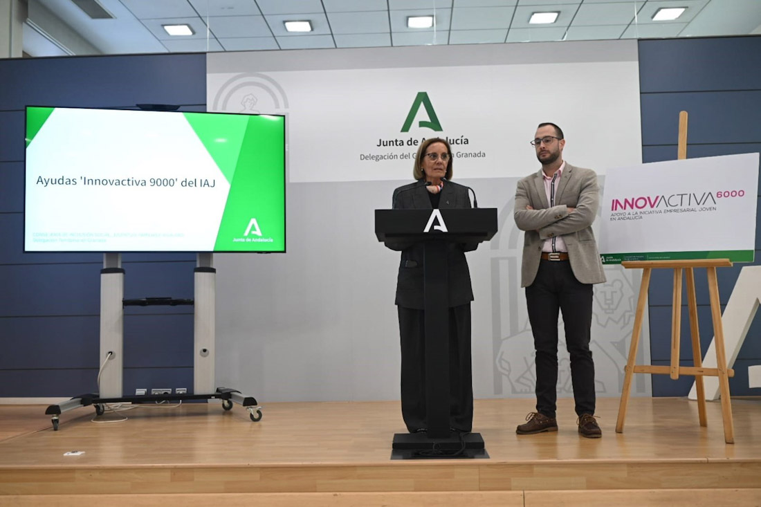 La delegada territorial de Inclusión Social de la Junta en Granada, Matilde Ortiz, y el coordinador provincial del IAJ, José Luis de la Torre (JUNTA)