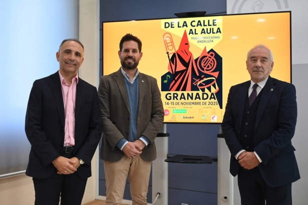Desde la izquierda el miembro de la organización del encuentro Enrique Crespo, el delegado de Cultura de la Junta en Granada, David Rodríguez, y el presidente de la Federación de Hermandades, Armando Ortiz (JUNTA)