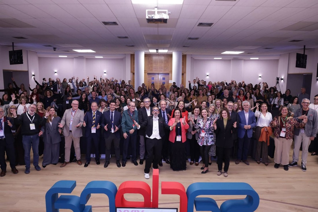 Foto de familia de los asistentes en el congreso de Sadeca en la Escuela Andaluza de Salud Pública (HOSPITAL VIRGEN DE LAS NIEVES)