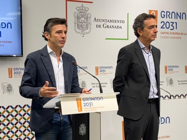 El portavoz del equipo de gobierno local de Granada, Jorge Saavedra, atiende a los medios en presencia del concejal de Urbanismo, Enrique Catalina (AYUNTAMIENTO)